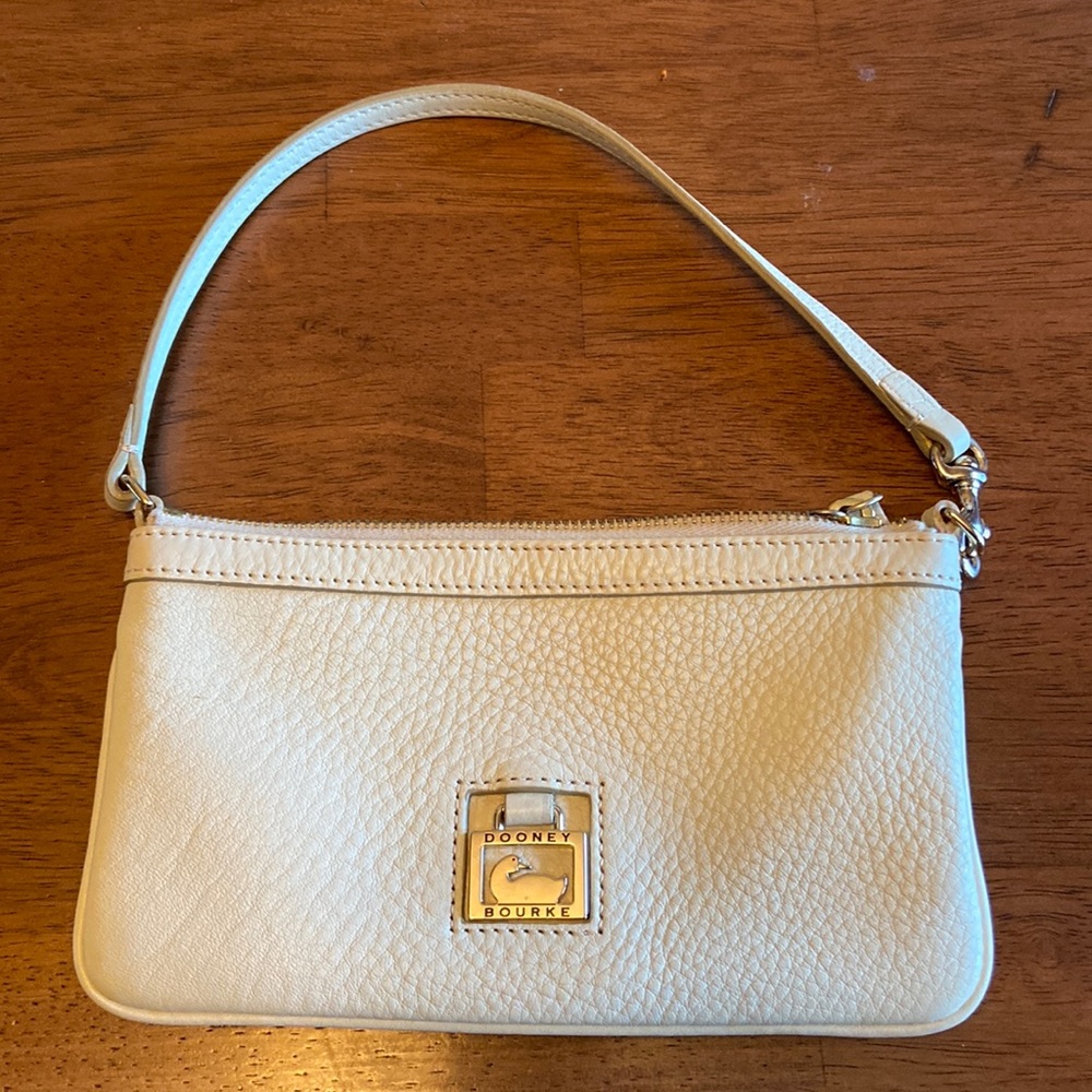 ⭐️Like New⭐️ Dooney & Burke Clutch
